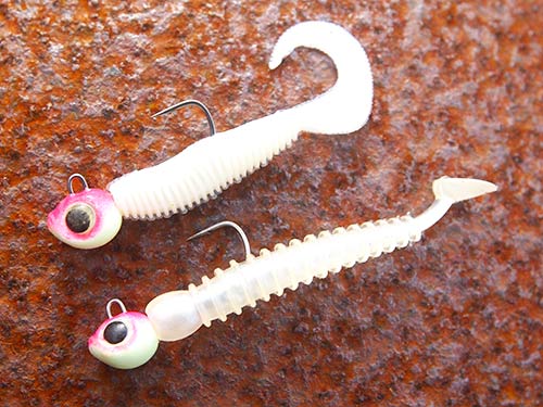 (上)ジグヘッドは月下美人SWライトジグヘッドSS 2g、3g(DAIWA)。フックサイズは#6、#4。ワームはカサゴ倶楽部ガブリカーリー1.7インチ(DAIWA)。(下)リングキックテール2インチ(カルティバ)
