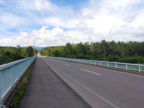 最初のポイントは上士幌橋。これぞ北海道という長い道が続く