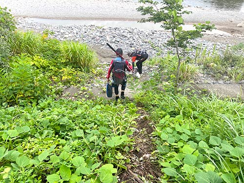 入川口は急な坂雨の後で滑りやすい!ゆっくり気をつけて~