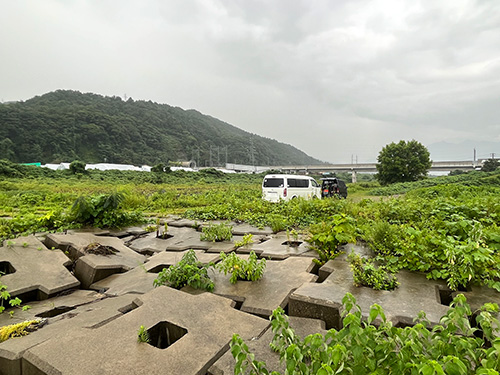 河原まで車で降りられて入川も容易だ