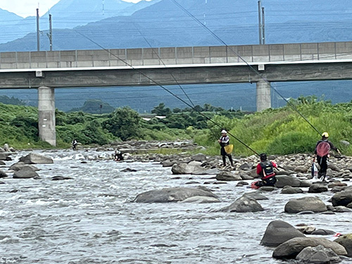 午後には天気も回復して釣り人が増えた