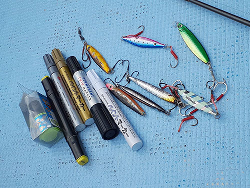 ジグは30~40g。マジックなどでカラーリングを施した
