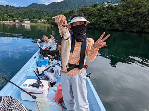 ブラウントラウトを釣り上げてご満悦
