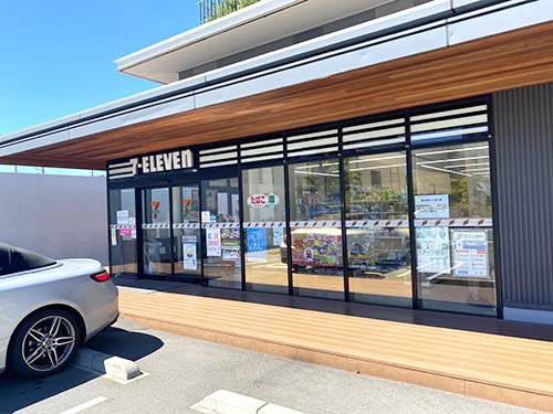 バス停傍にコンビニあり