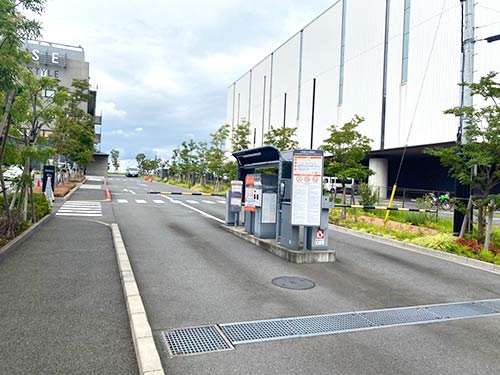 釣り場のすぐ傍に有料駐車場