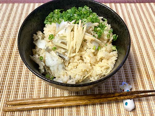 三枚におろした身と骨を入れた炊き込みご飯