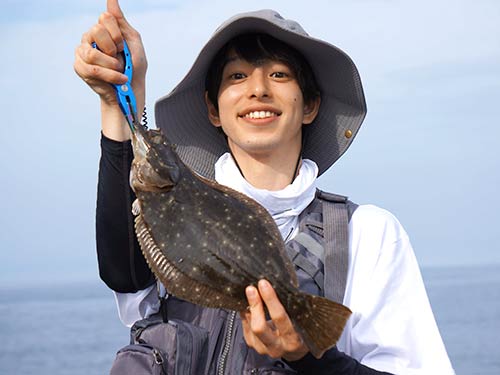 プライベートでも手にしたことのないヒラメを釣りドヤ顔