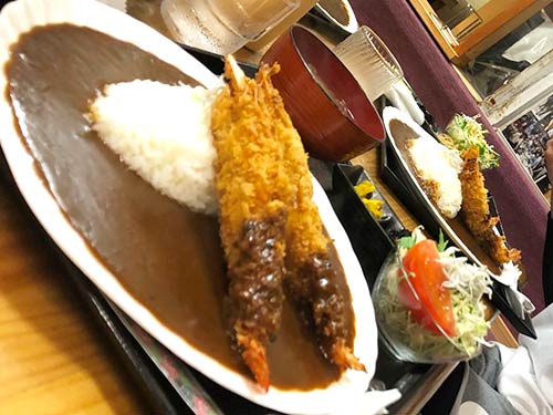 大きなエビフライが2本のった江の島カレー