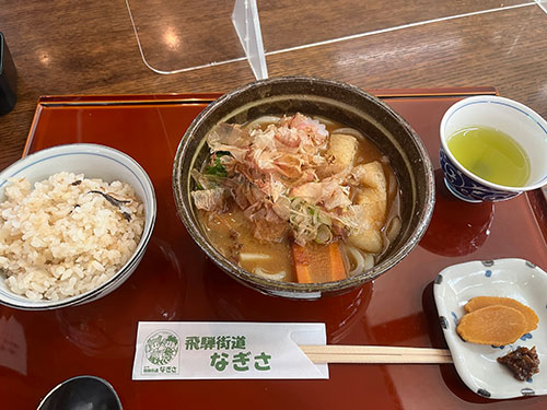 急がずまずは腹ごしらえ
