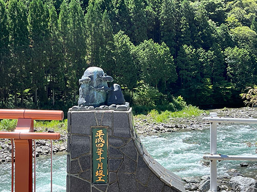 橋にはアユのオブジェも