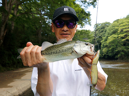 「昔のバス持ち写真はこんな感じでしたよね」。想定外のサイズにおどける川島さん