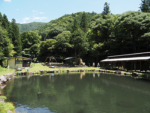 こちらがメインポンドとなる『ならご池』。奈良子釣りセンターはストリームタイプのエリアとして有名だが、ポンドの釣りも可能。9月以降はポンドの水温も下がり始めるため、トラウトたちの活性もアップ