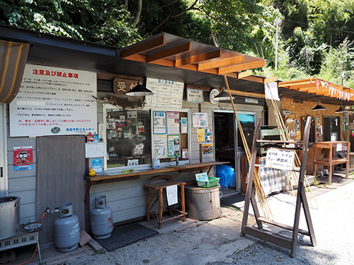 奈良子釣りセンターの受け付け。こちらで釣り券などを購入。ルアーや消耗品も購入可能。釣ったマスの塩焼きも依頼できる(300円)