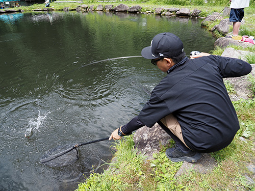 水面&水面直下の釣りは、ルアーへの反応もバイトシーンも見える。だから興奮度が高い。魚の反応が見えると初心者や小さなお子さんのモチベーションもアップ。だから楽しくエキサイティング!
