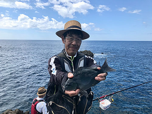 竹中さんが釣り上げた綺麗なオナガグレ