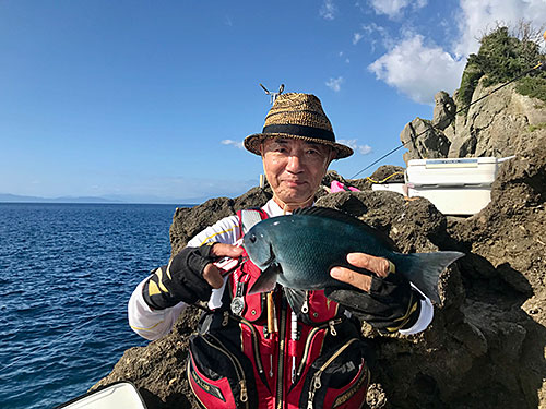 杉崎さんも35cm級のオナガグレを釣り上げた