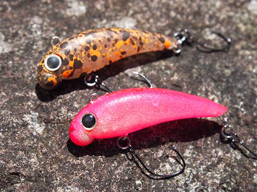ポゴ(ムカイ)。ダートアクションを得意とするボトムダートミノー。落ち込みの脇や岩陰のピンスポット狙いや、流れの緩い場所ではボトムを取ってダートさせながら誘ってくるのが効果的だ