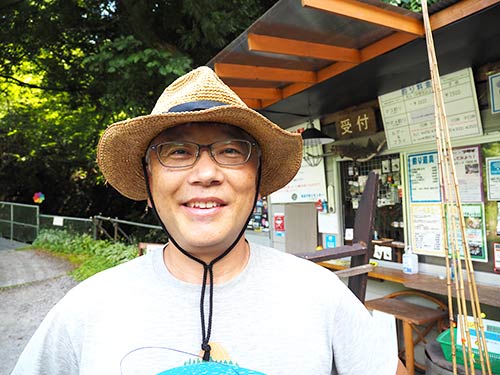 奈良子釣りセンターのマネージャーである渡辺勲さん。本当の渓流ルアーフィッシングを始める前の練習にも本格的渓流エリアの釣りは最適だという。「流れの中を歩く練習など、釣り以外の部分を実際に体験できるのは大きなメリットだと思います。シーズンオフの時期や解禁前に、ぜひ練習がてらお越しください」