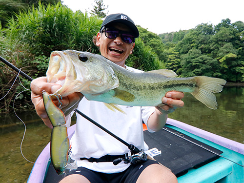 亀山湖本流の最上流部、通称『プール』はハイプレッシャーで有名なところ。岸沿いのオーバーハングと平行にグリグリッと勢いよく巻くとバスが飛びついてきた!