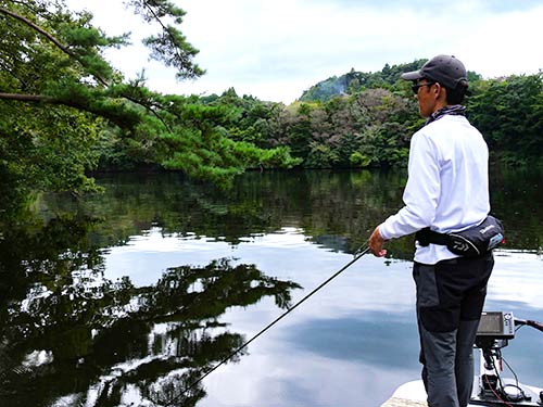 今回の熱釣塾の取材はカエルワームの本場とも言える千葉県房総半島リザーバー、豊英ダム。難易度は低くないが、コンディションのよいグッドサイズのバスが釣れることで知られる