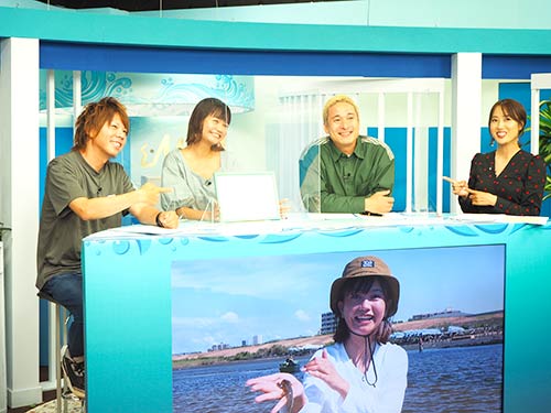 いよいよ「釣りうぇ~ぶ」収録開始! 右から岡田万里奈さん、橘みづほさん、井手大介さん、吉岡進さん。