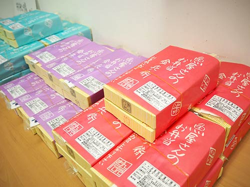 これが名店「金兵衛」のロケ弁。今回は、本サワラ、赤魚、銀ダラの3種類の西京焼き弁当が山のように積み上げられた。スタジオにいた出演者、スタッフ、倶楽部会員が舌鼓を打った。