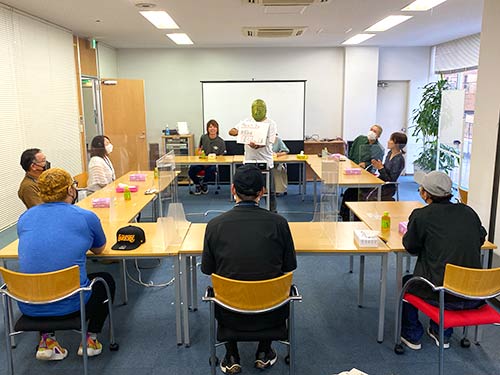食事はこの環境で楽しんだ。出演者と選ばれし5人の親睦が深まった。真ん中にいるのが大仏様。