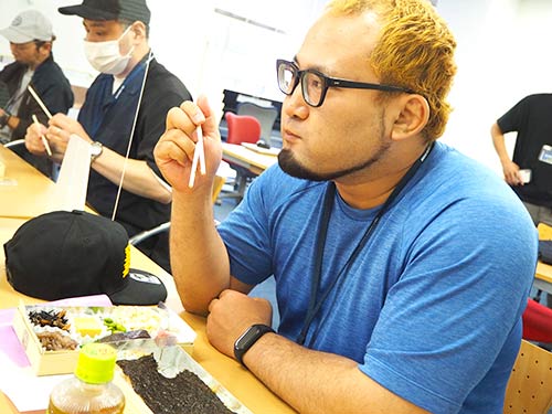 那須さん、弁当のあまりの旨さに、笑顔がこぼれる。