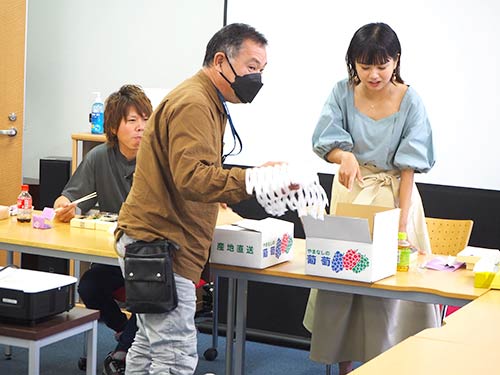 村松さん、最高のタイミングで、おいしいブドウを差し入れして全員の心をつかんだ!