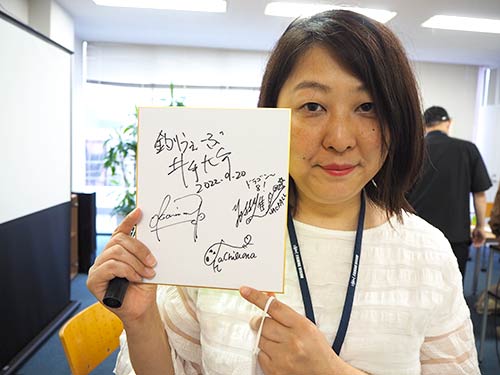 サインもゲット!西村さん、家族が最も喜ぶお土産かも。