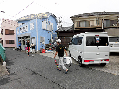 船宿前で荷物を下ろし車は駐車場へ