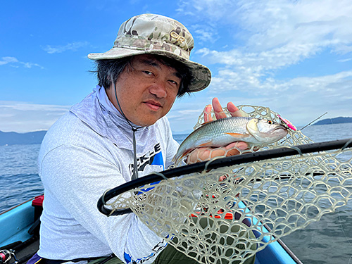 望月、1匹目のハス。ルアーはサーキットバイブ(デプス)だ。