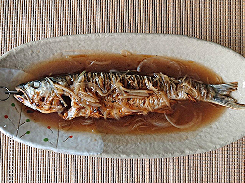 猛さんは中華風あんかけに調理した。骨切りをやりすぎたので、バーベキュー用の焼き串が刺してある。これもまた美味かったそうだ。