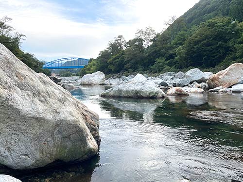 大岩が点在するポイント