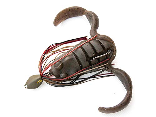 スクーパーフロッグマグナム(ボトムアップ)とスティーズフレックスジグ(DAIWA)。「フックはマグナムに合わせてライトニングストライク#6/0(ハヤブサ・プロト)に換装。現状ならインフィニ#5/0がマッチします。スカートの抵抗でフォールが遅くなるので、10gを組むときはワームの逆手をカットするとまるで逃げていくようにレッグをバタつかせながらフォールします。14gなら切らずにOK」