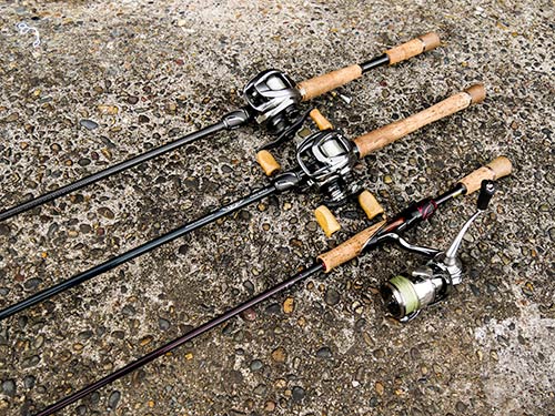 【前後編・使用タックル】
<スクーパーフロッグオリジナル>
ロッド:スティーズ SC S64L-SV・ST ファイヤーフラッシュ(DAIWA)
リール:イグジストLT2500S(DAIWA)
ライン:UVF エメラルダスセンサー 12ブレイドEX+Si 0.6号
リーダー:タフロンZα1.5号
<スクーパーフロッグダディ(プロト)>
ロッド:スティーズSC C69M+ -ST ファイヤーウルフ(DAIWA)
リール:スティーズリミテッドSV TW 1000HL(DAIWA)+カーボンハンドル/コルクノブ(SLPワークス)
ライン:スティーズフロロ クロスリンク13lb(DAIWA)
<スクーパーフロッグマグナム>
ロッド:スティーズSC ヘビーバーサタイル(プロト)(DAIWA)
リール:ジリオンSVTW 1000HL (DAIWA)
ライン:スティーズフロロ クロスリンク16lb(DAIWA)