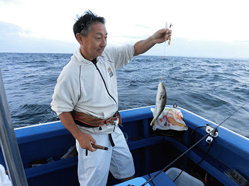 「海が荒れ気味のせいかアタリが少ないな」