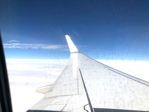 離陸前にJアラートが鳴るも、無事、釧路へ向けて離陸。この日本列島上空をミサイルが飛んで行ったようだ。数年振りに飛行機に乗った日に、なかなかの引き運……。オマケに悪天で引き返す可能性もありでした。まずは釧路に到達できてよかった