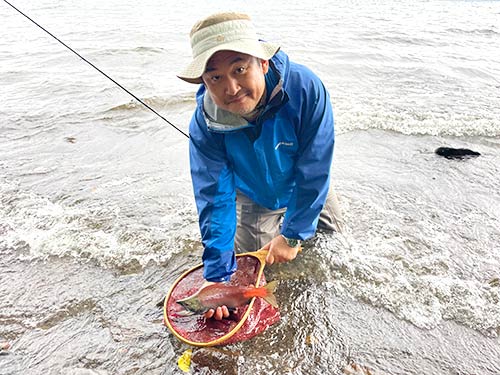 筆者も釣らせていただきました。お初のヒメマス! 感無量です。こちらもセッパリなオス。いつも撮影時に「もっと魚を立ててください」「自分と魚の距離を離して見せてください」とアングラーさんに要望を出しているものの撮られる側になると、そのように持つのが難しい。アングラーの皆さん、いつも無理言ってすいません!