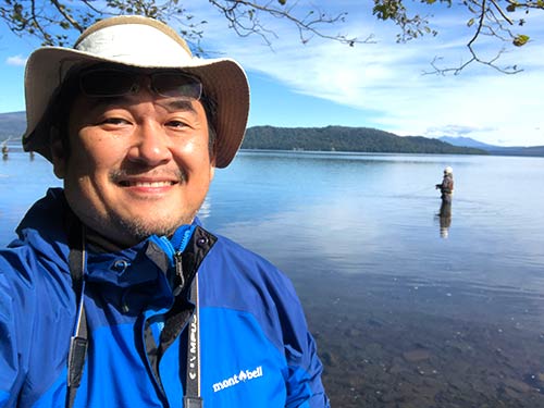 筆者・宮崎紀幸。東京は多摩川のほとりに住まうフリーランスライター。久々の北海道を堪能しました。地元・多摩川での釣り&野外活動を楽しみつつ、自身でもトラウトやシーバスなどのルアーフィッシングを嗜む。冬はカワハギ釣りにも熱くなる!