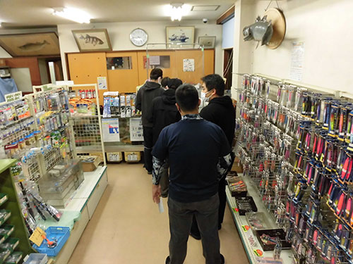 受け付け(ルアーなども購入できる)