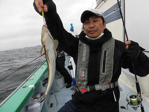 ルアーが着底した瞬間、マゴチが喰った!