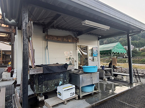 生簀や休憩スペースも。広くて綺麗なトイレも嬉しい!