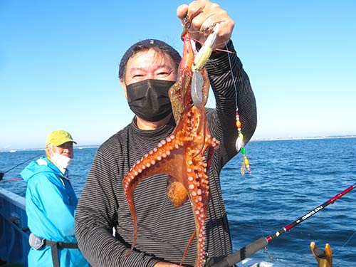 私も1投目でマダコをキャッチ。楽しい