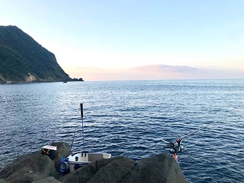 「千貫門」の南側に釣り座を構えた。左遠方に見える小さな「サバ島」にもメンバーが渡礁した