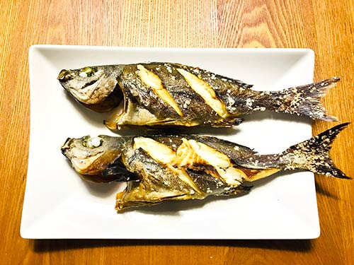 イサキは塩焼きでいただいた。シンプルだが実に美味しい!
