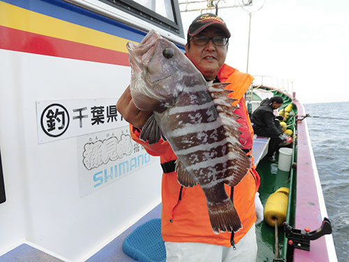 右舷胴の間(中央)でマハタゲット!