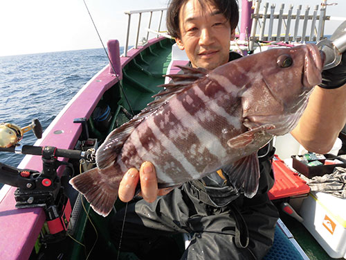 左舷ミヨシのマハタ!この日一番の良型だ!