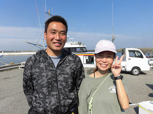 仲好し夫婦・若船長の山口健さんと若女将の直子さん