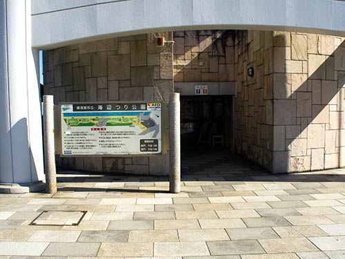 トイレ。入口に公園の案内図
